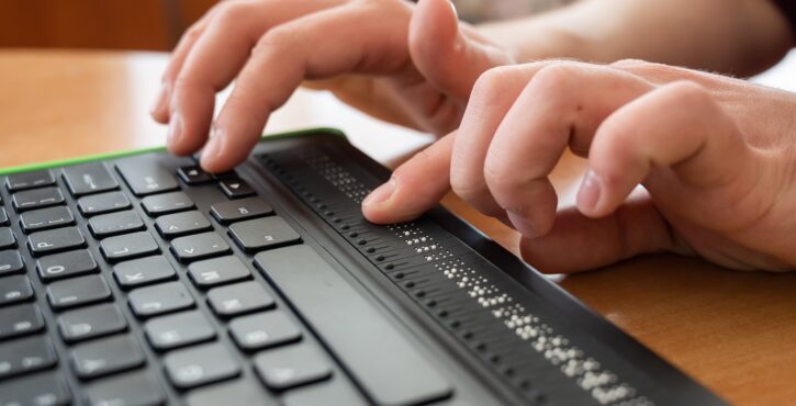 un clavier d'ordinateur avec du braille